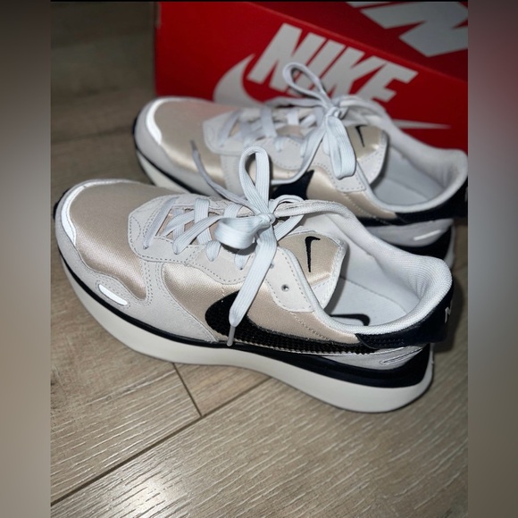 Brand new WOMANS NIKES Size 7 - Picture 4 of 4